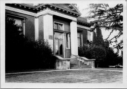 photo of Newberg's Carnegie Library