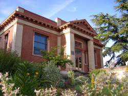 Newberg Public Library 